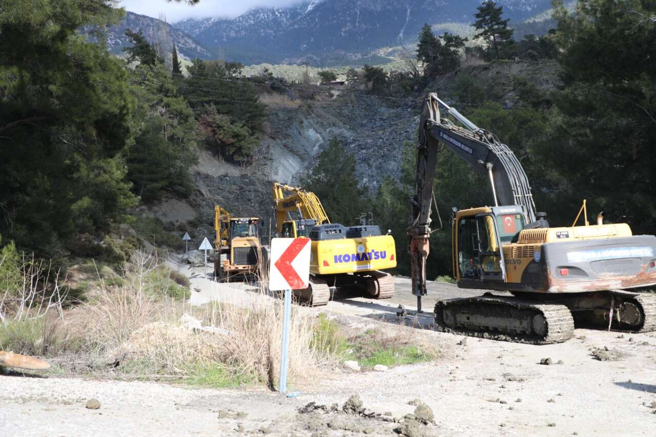 Büyükşehir’den Kapanan Mahalle Yoluna Acil Müdahale 1